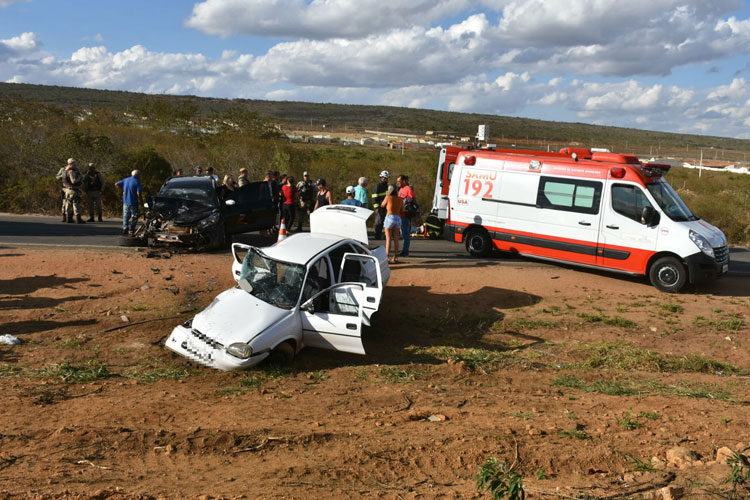 Batida entre carro e caminhonete mata idosa e deixa quatro feridos em Vitória da Conquista