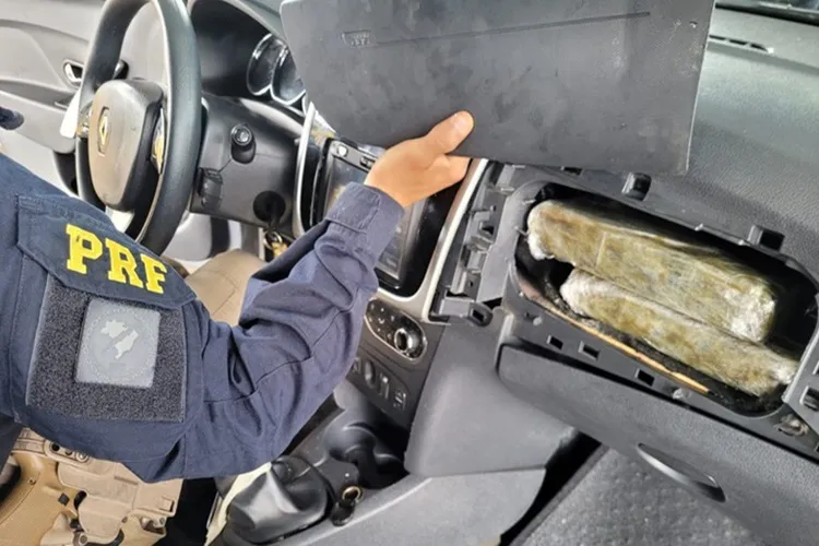 Vitória da Conquista: PRF encontra 6,5 kg de cocaína escondidos em fundo falso de carro
