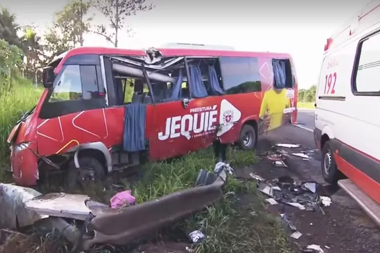 Acidente com micro-ônibus que transportava pacientes de Jequié deixa feridos