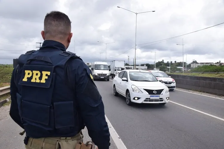 PRF apreende motocicleta adulterada encontrada em bagageiro de ônibus em Conquista