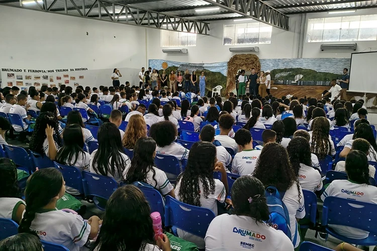 Brumado: Prefeito e secretária dão boas-vindas aos alunos e pedem respeito aos professores