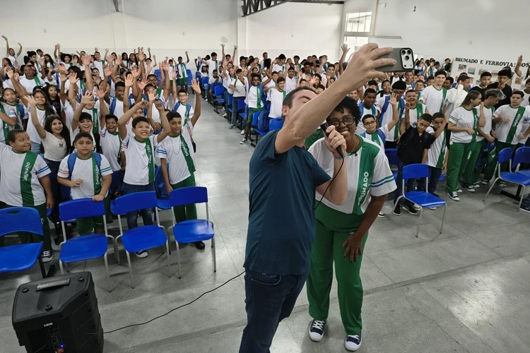 Brumado: Prefeito e secretária dão boas-vindas aos alunos e pedem respeito aos professores