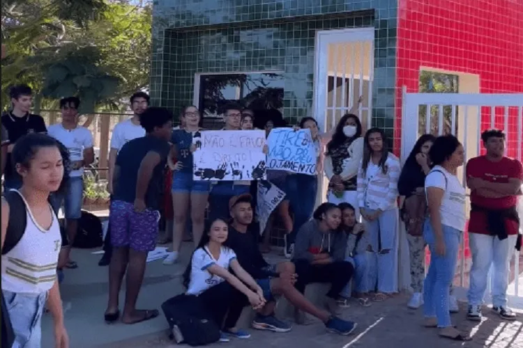 Alunos do IF Baiano protestam contra ameaça de fechamento de alojamentos em Guanambi
