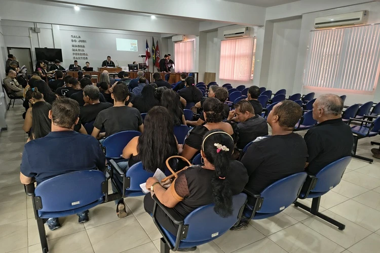 Brumado: Vestida de luto e com foto estampada, família comparece à júri e pede justiça