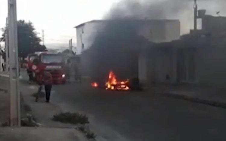 Vitória da Conquista: Ambulância fica destruída após pegar fogo e motorista sai ileso