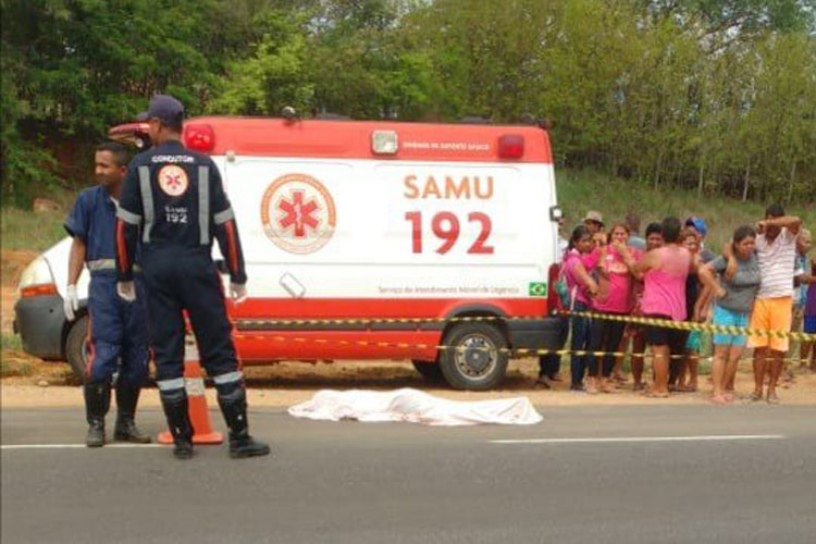 Anagé: Estudante morre atropelada após descer de ônibus escolar na BA-262