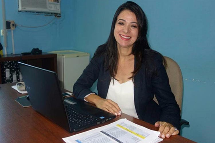 Anagé: TCM multa prefeita Elen Zite em R$ 6 mil