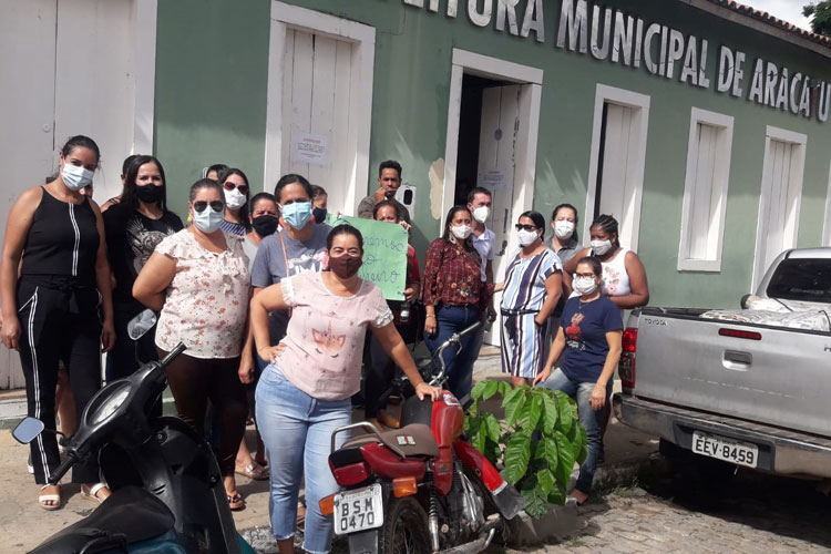 Professores de Aracatu realizam manifesto na porta da prefeitura cobrando rateio do Fundeb