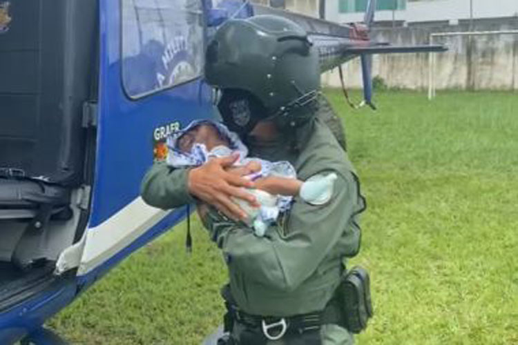 Bebê de 2 meses com desnutrição é resgatado por helicóptero em Itamaraju