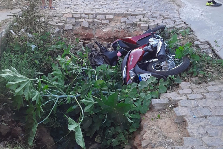 Brumado: Gestante de 3 meses cai com motocicleta em buraco no bairro Malhada Branca