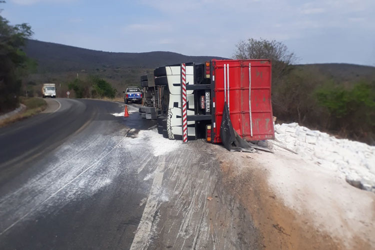 Carreta carregada com gesso tomba na BR-030 em Caetité