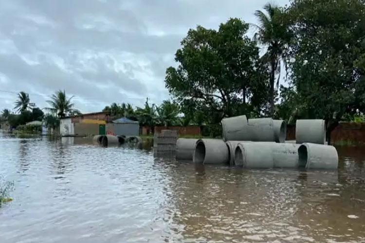 Quase 3 mil pessoas ficam desalojadas após forte chuva em Prado