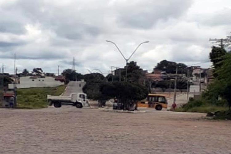 Após chegada de ônibus com passageiros de São Paulo, prefeitura de Aracatu fecha entradas da cidade