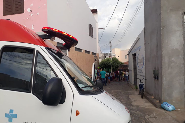 Descarga elétrica mata prestador de serviços em cima de telhado de consultório odontológico em Brumado