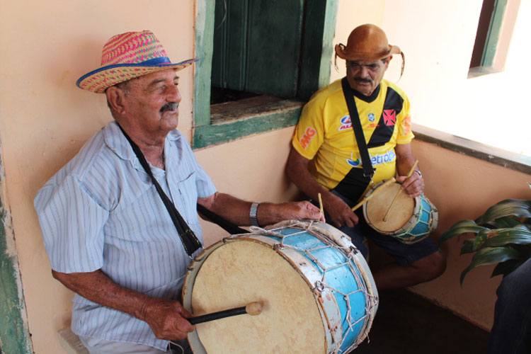 Idosos perseveram pela tradição do Terno de Reis em Brumado