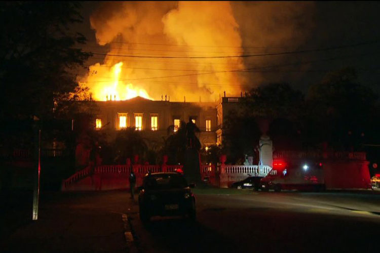 200 anos de história: Incêndio destrói Museu Nacional no Rio de Janeiro
