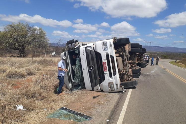 Carreta com cavalos tomba na rodovia BA-152 em Livramento de Nossa Senhora