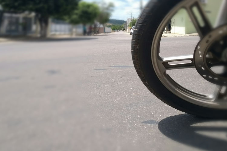 Jovem reage e é baleado durante roubo de moto em Brumado