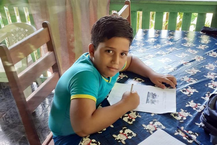 Menino de 11 anos morre após receber descarga elétrica de celular carregando