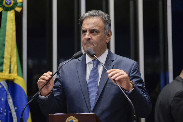 No Senado, Aécio se diz indignado com 'injustiça'