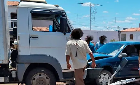 Motorista embriagado atinge dois veículos e derruba poste em Malhada de Pedras
