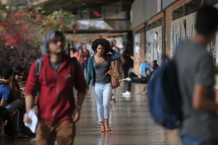 Negros são minoria no serviço público federal e têm menores salários, diz IBGE