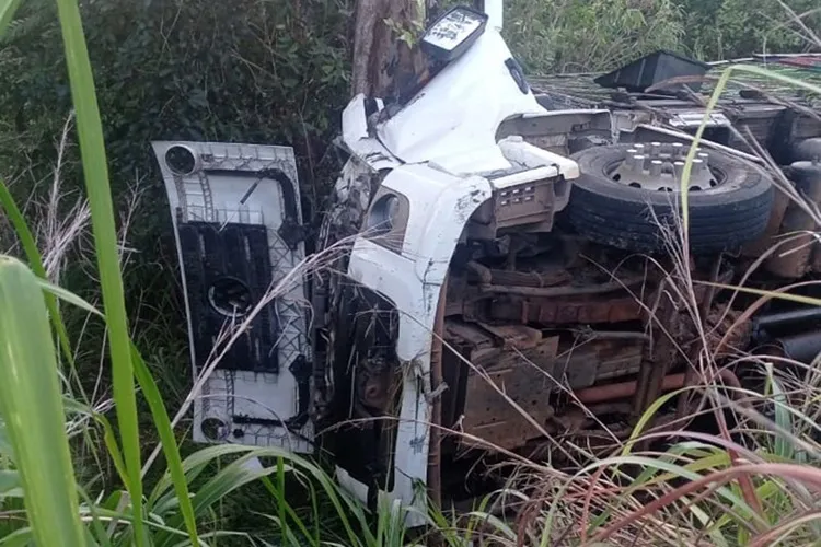 Caminhoneiro de Dom Basílio morre após capotar veículo de carga em Minas Gerais