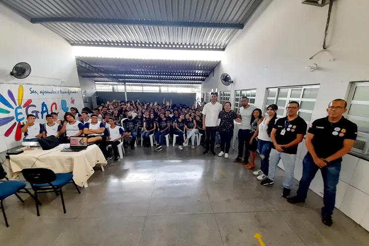 Cicom promove palestra em escola de Brumado sobre a importância do uso responsável do 190