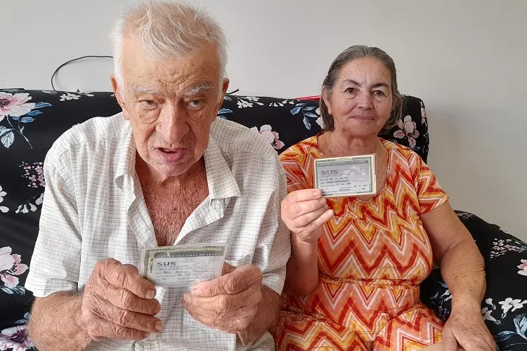 Brumado: Casal de idosos cobra atendimento e menos burocracia para renovar cartão do SUS