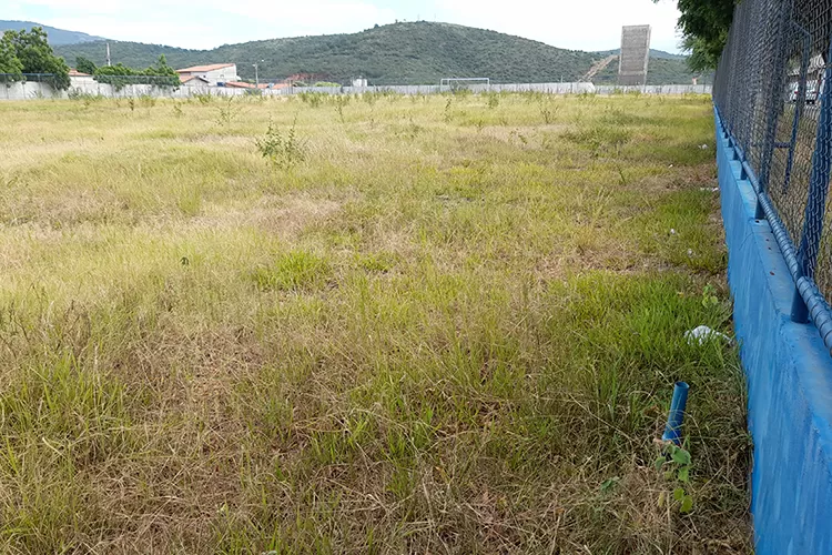 Brumado: Obra mal executada deixa campo inutilizado e abandonado pelo poder público