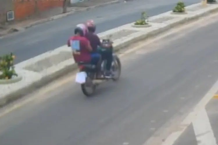 Vídeo: Mulher é assaltada e tem bolsa levada enquanto pilotava motocicleta em Guanambi