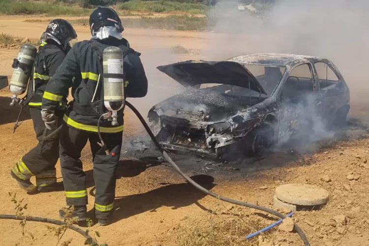 Bombeiros debelam incêndio em veículo na cidade de Guanambi