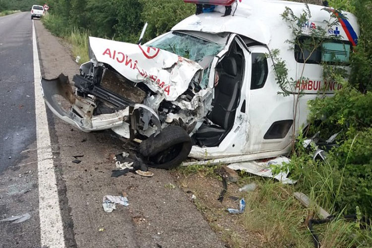 BR-030: Motorista e duas pessoas ficaram feridas em acidente com ambulância de Lagoa Real