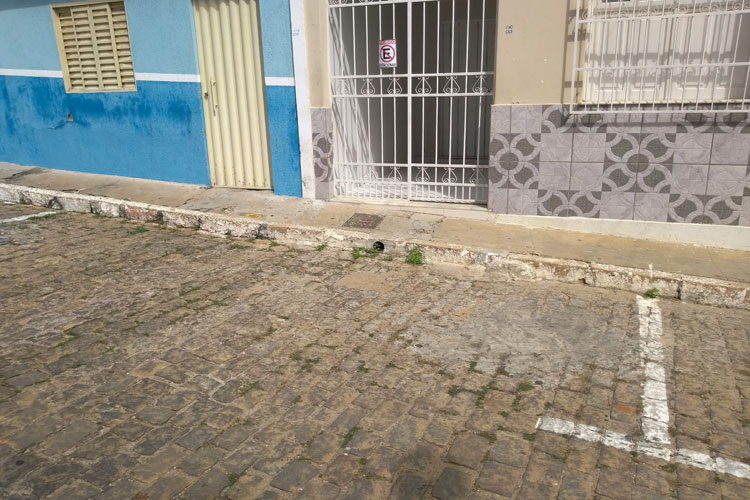 Brumado: Prefeitura ignora sinalização de garagem residencial e demarca com a zona azul