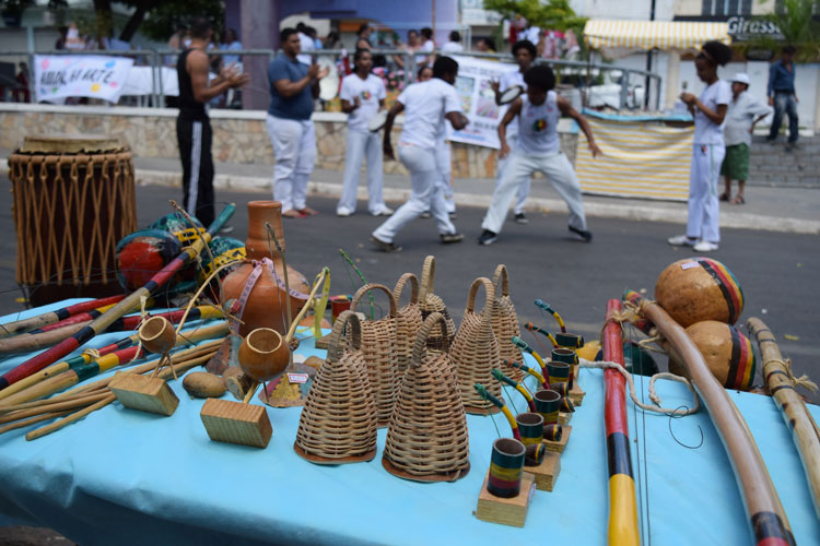 Feira de artesanato movimenta a Praça Armindo Azevedo em Brumado