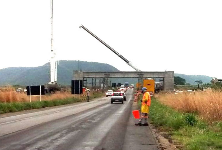 Guanambi retira redutores de velocidade próximos ao viaduto da Fiol na BR-030