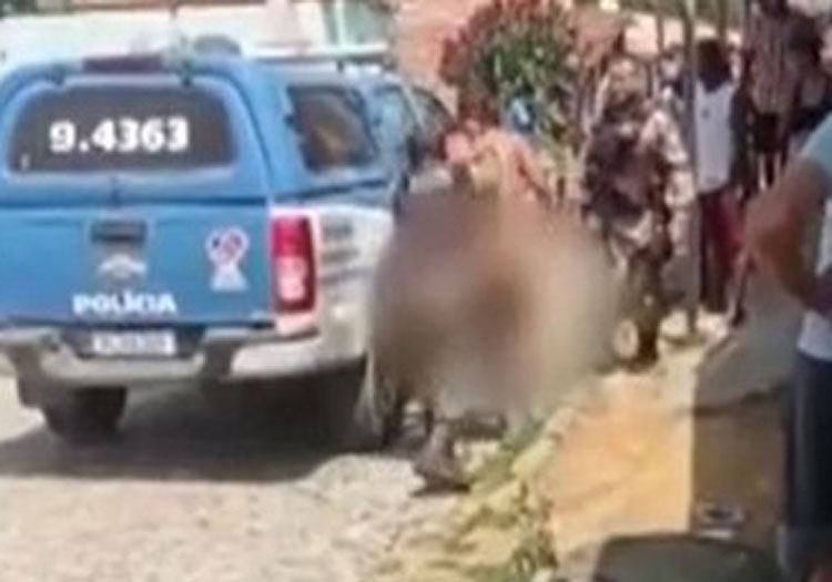 Itamaraju: PM agride com socos homem que tirou roupa ao lado de viatura