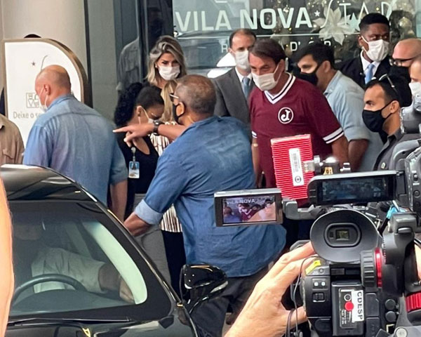Jair Bolsonaro deixa hospital após internação por obstrução intestinal