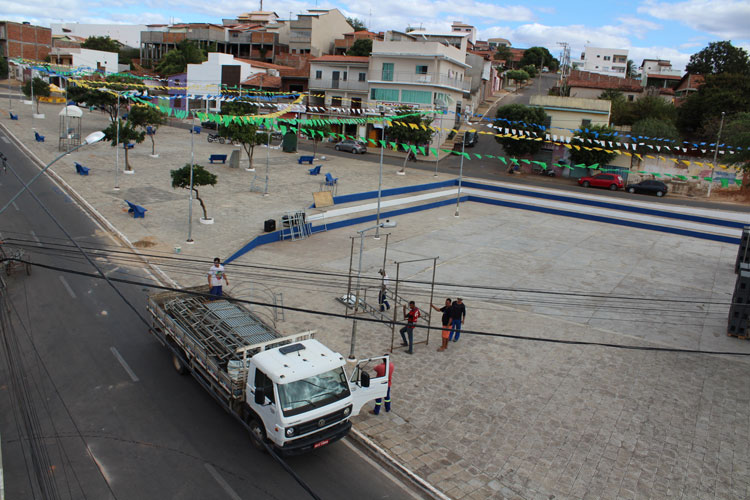 Brumado: Praça Donatila Lobo recebe toda estrutura para os festejos de São Pedro