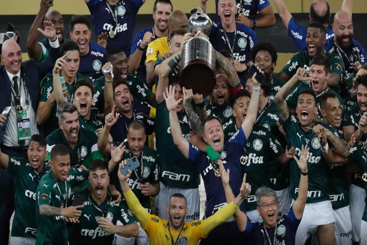 Palmeiras marca no final, bate Santos e é bicampeão da Libertadores