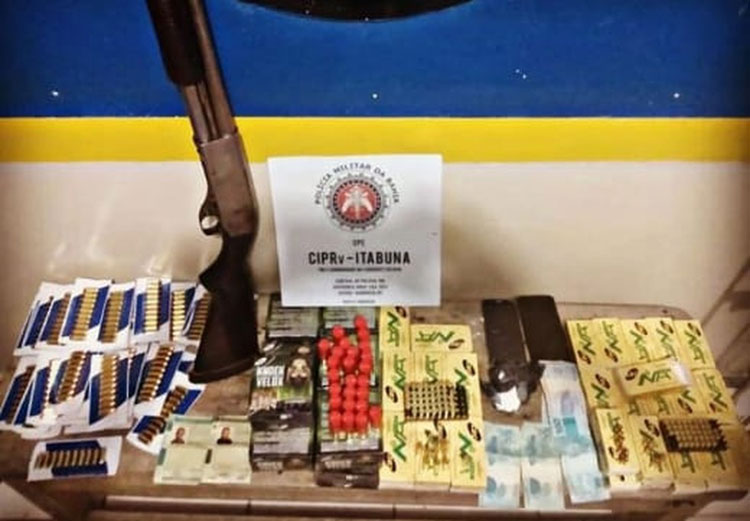 Dois homens são presos com mil munições de calibres diferentes em carro no sul da Bahia