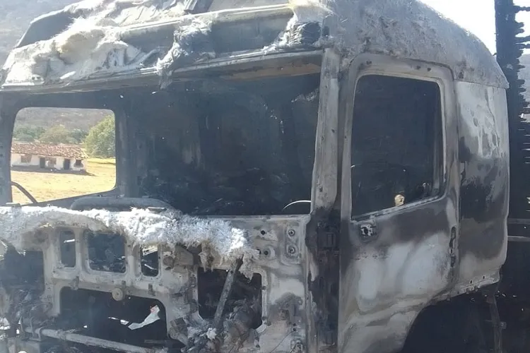 BR-030: Vídeo mostra caminhão destruído após pegar fogo na Serra dos Brindes em Guanambi