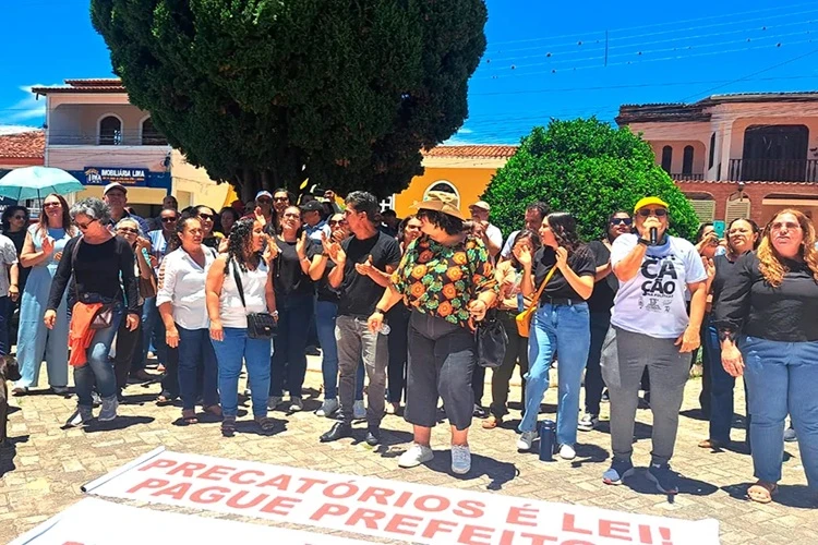 Professores de Piatã paralisam atividades contra não pagamento dos precatórios