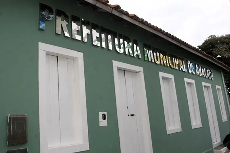 Aracatu: Prefeitura nega efetivar professores comparando valores com contratados