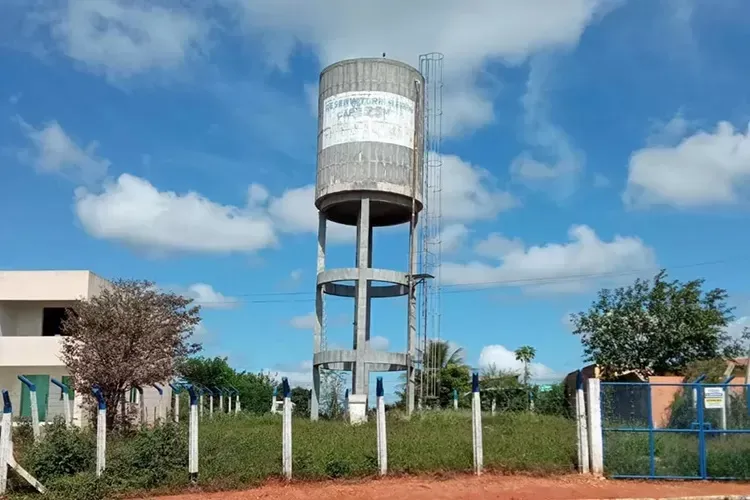 Caraíbas: MP orienta Embasa retirar caixa d’água de escola em razão de risco aos alunos