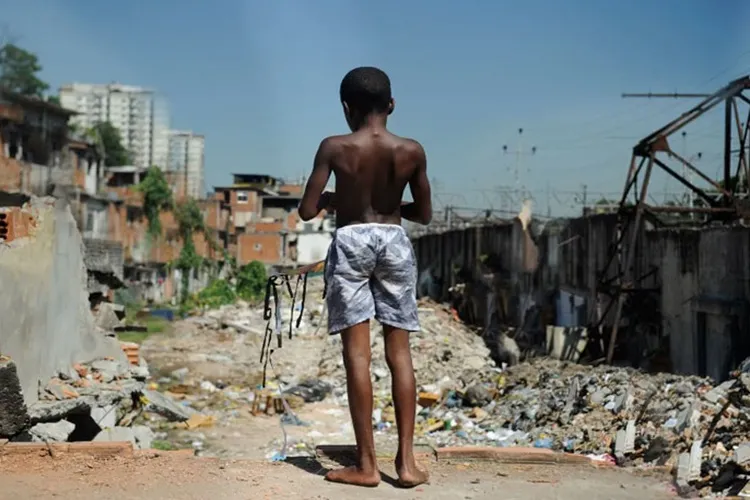 Pobreza caiu em 2022, aponta IBGE