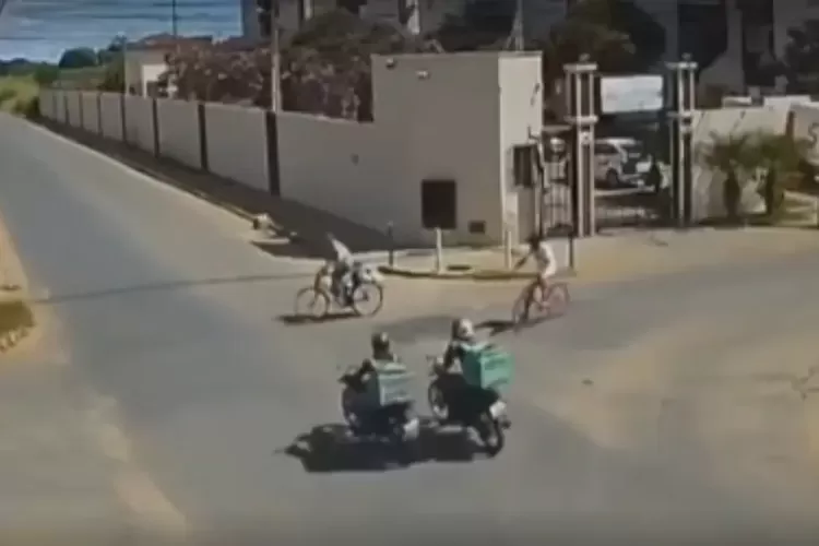 Câmera de segurança registra momento em que ciclista é atingido por moto em Vitória da Conquista