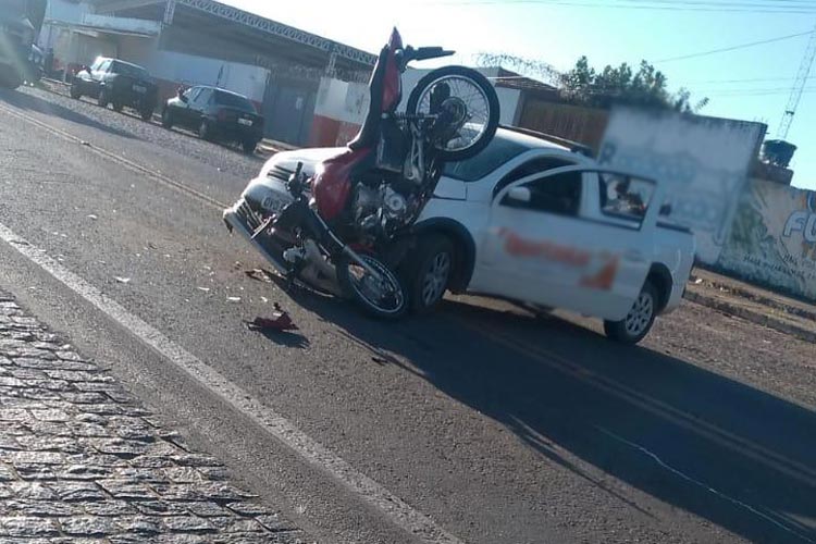 Brumado: Colisão entre carro e moto na Avenida Centenário deixa motociclista gravemente ferido