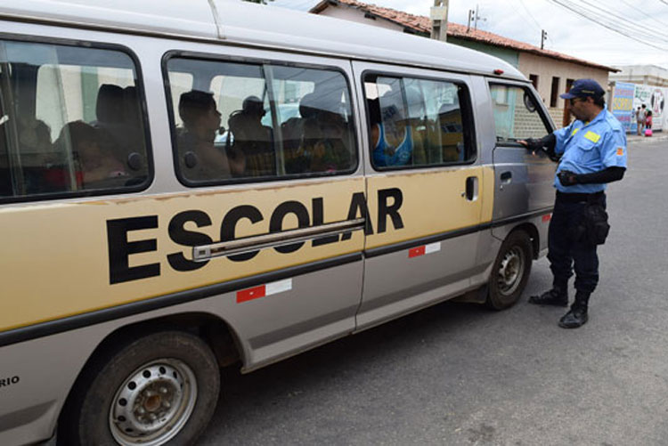 Mais de 98% do transporte de van escolar está irregular em Brumado, aponta SMTT