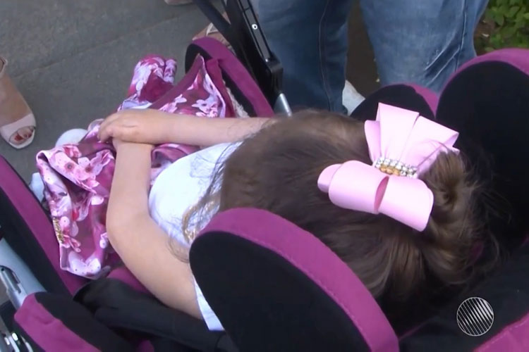 Conquista: Mesmo com aval médico, criança com paralisia é impedida de viajar em avião para consulta